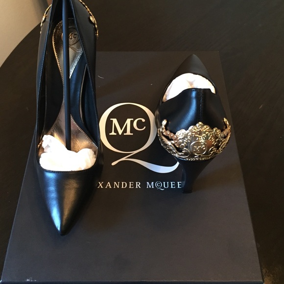 New Alexander Mc Q black pumps